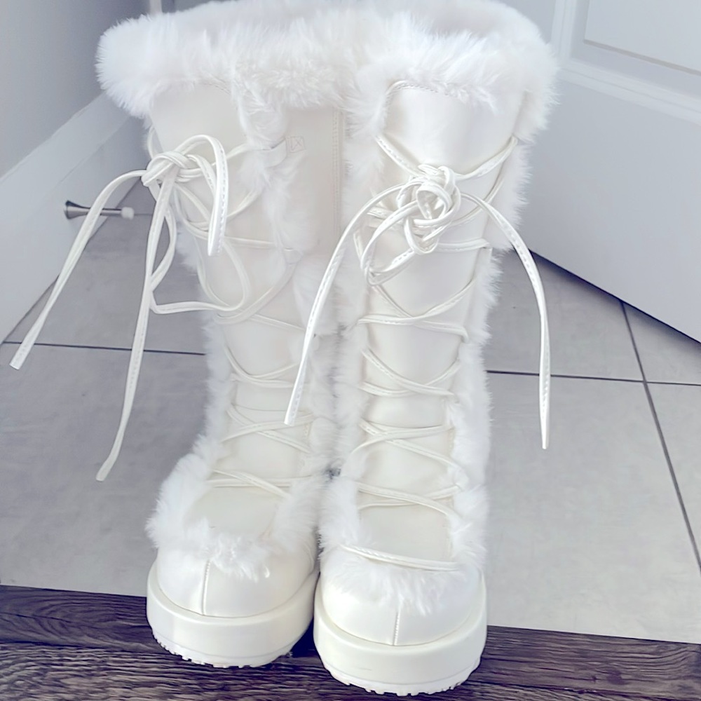 Demonia Cubby 311’s Size 9.